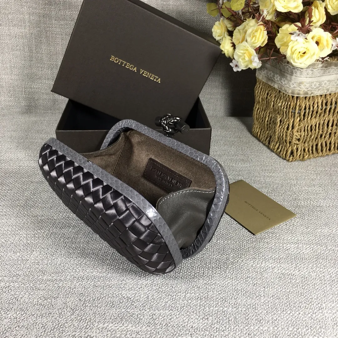 8651 Small Classic Dinner Bag ~~~Snake leather with ribbon ~~~Dense and slippery, not easy to fluff, can hold a small iPhone! Size: 16.5cm*10.5cm*6cm